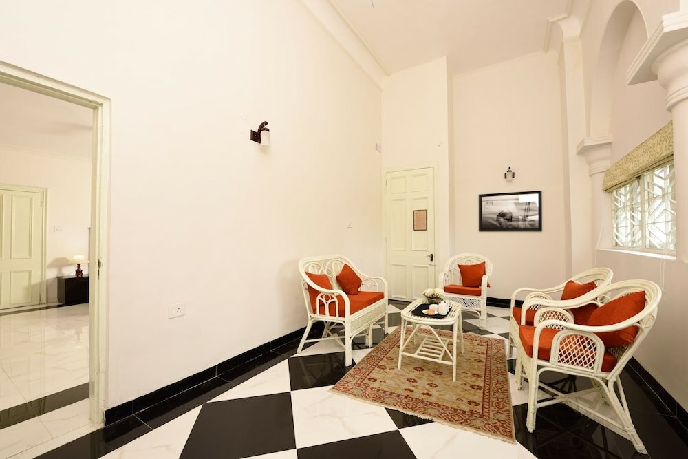 Фото Oyo 6760 Chowdhury Estate Premium