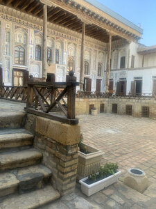 katta yoshli ayolning soqolini olgan