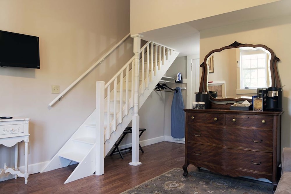 Фото The White House Inn