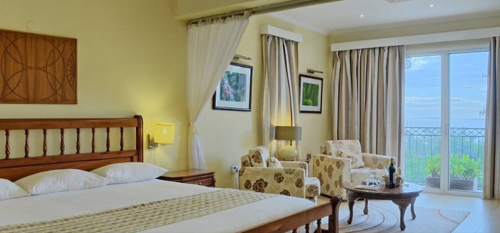 Фото Sovereign Hotel