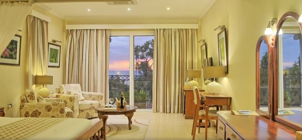 Фото Sovereign Hotel