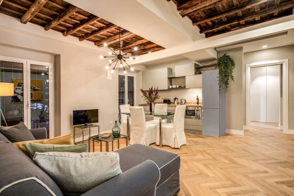 Фото Trevi Fountain Superior 3 bdr apartment