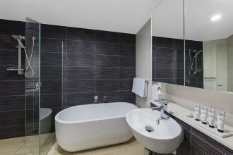 Фото Meriton Suites Herschel Street