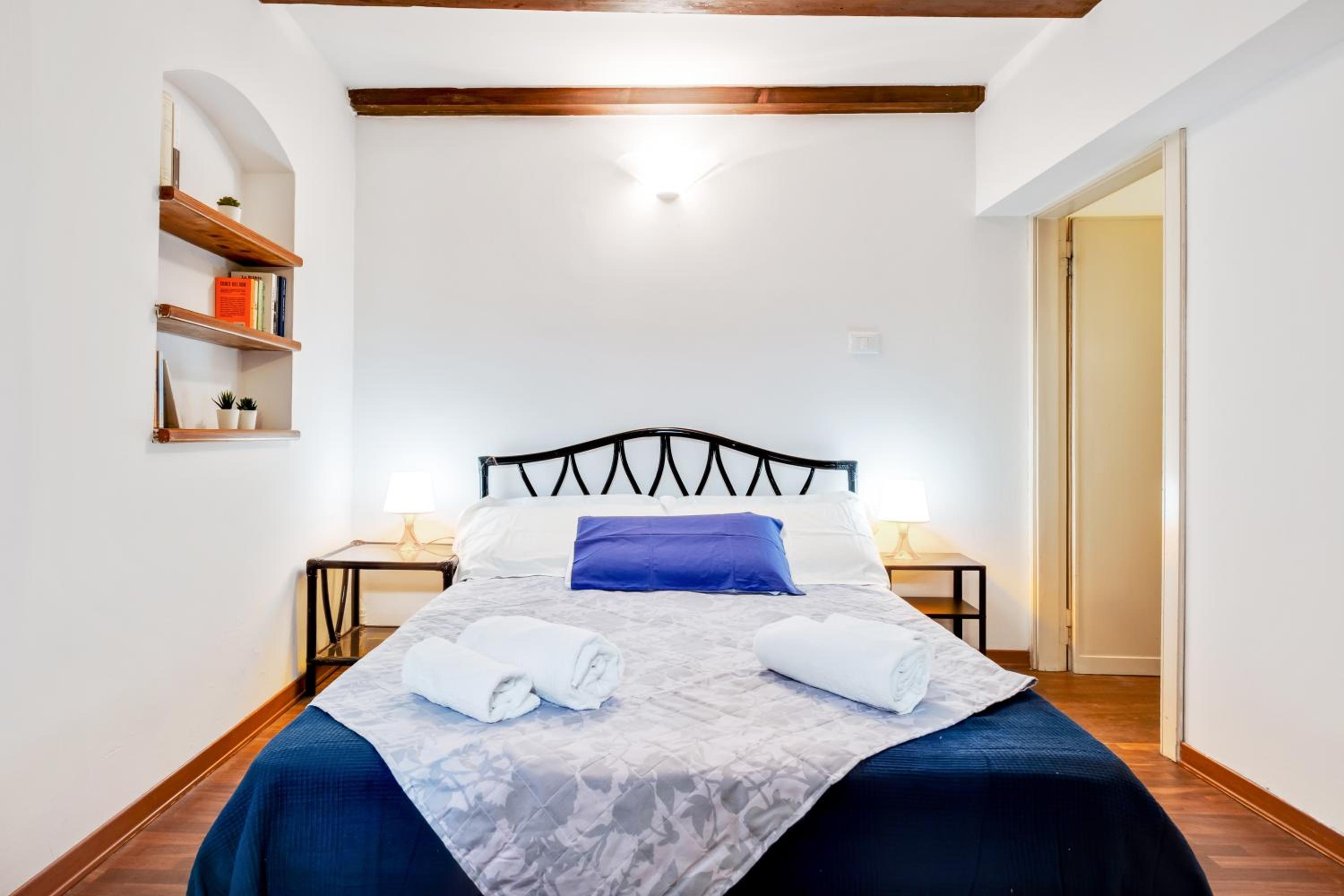 Фото Tra le Due Torri e Piazza Santo Stefano Apartment