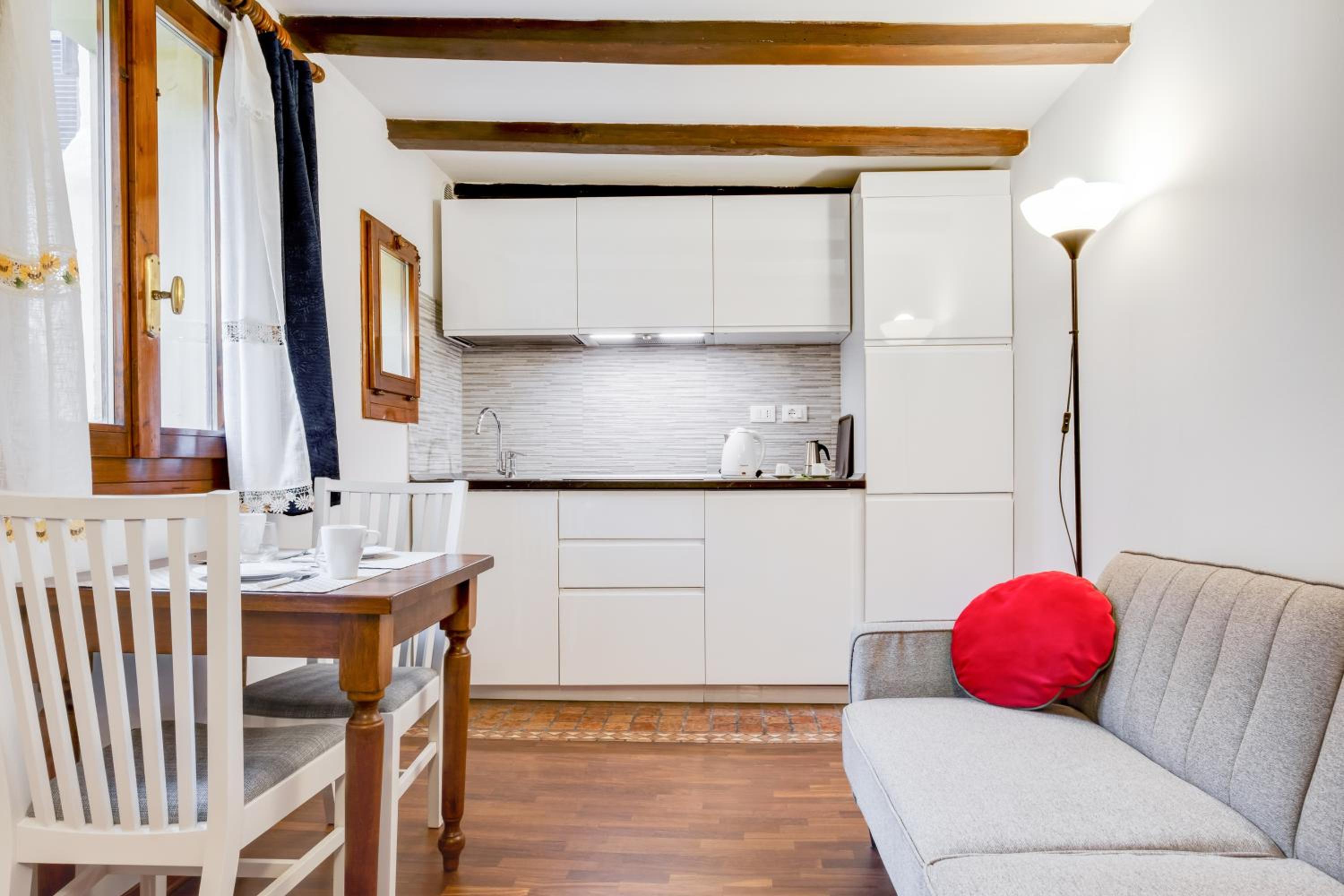 Фото Tra le Due Torri e Piazza Santo Stefano Apartment