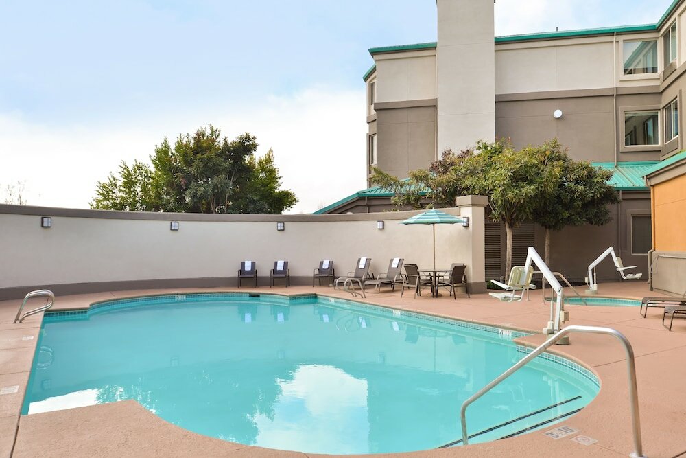 Фото Holiday Inn Express & Suites Elk Grove Central - Hwy 99, an Ihg Hotel