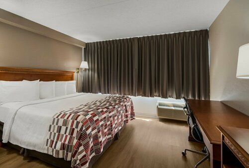 Гостиница Red Roof Inn & Suites Newark - University в Ньюарке