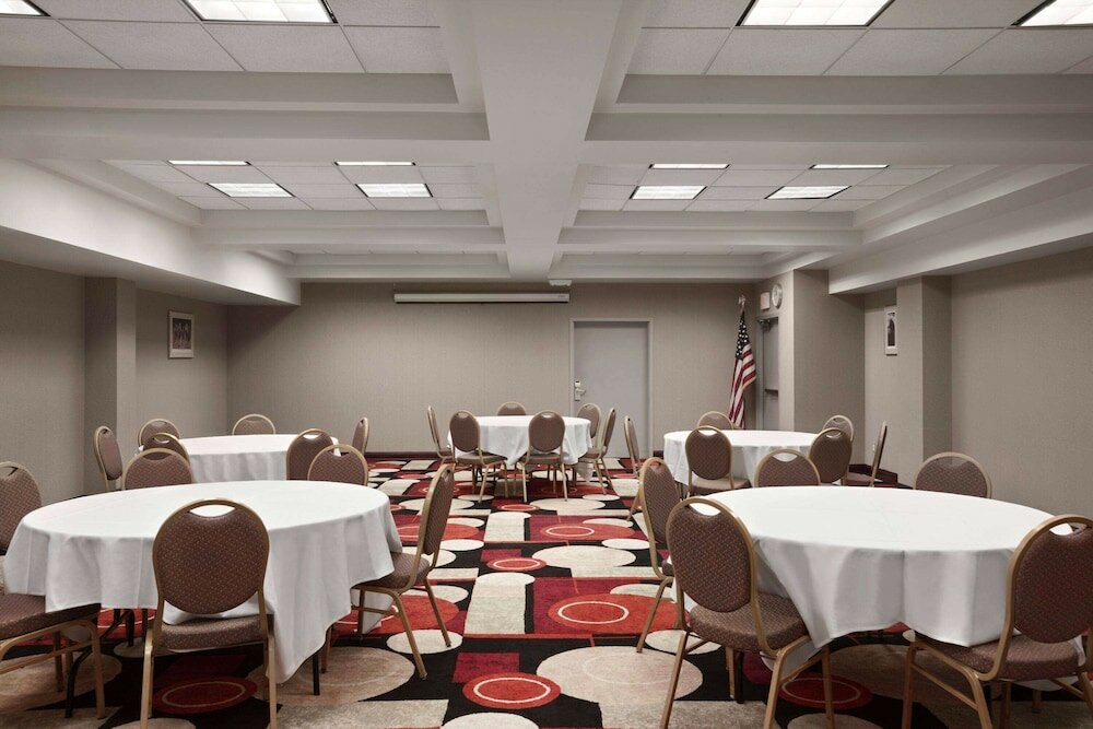 Фото Days Inn & Suites by Wyndham Albany