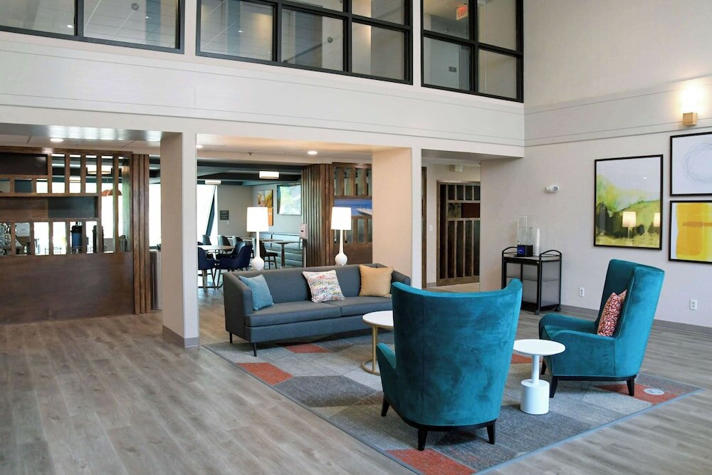 Фото Comfort Inn & Suites Nw Milwaukee