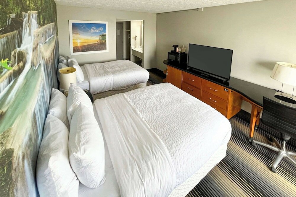 Фото Clarion Pointe Near Erie Casino