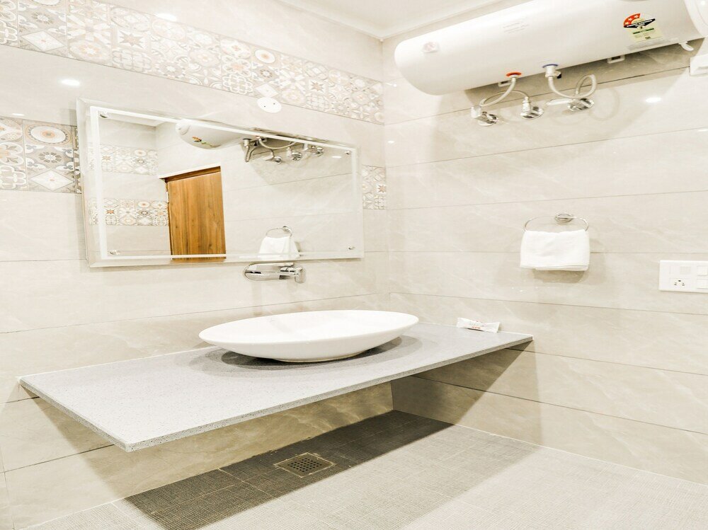 Фото Capital O 44117 Hotel Alphonso