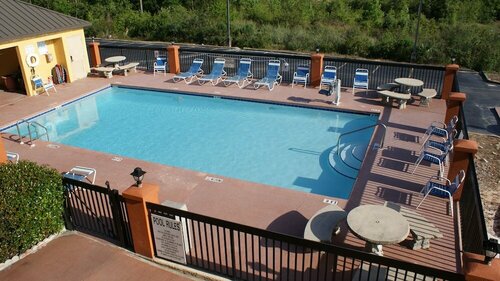 Гостиница Home Town Inn & Suites Crestview