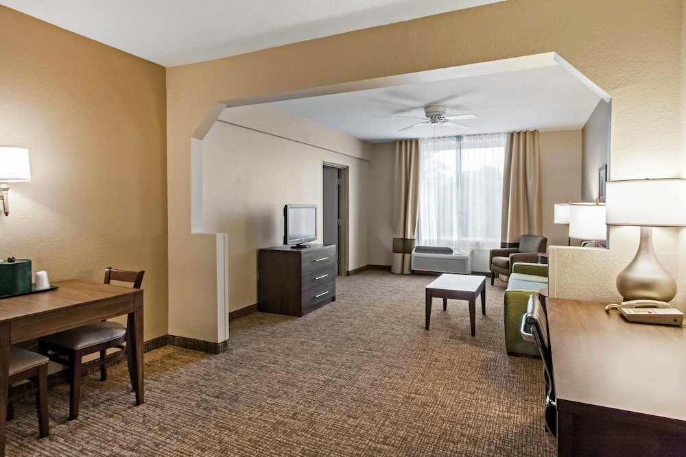 Фото Comfort Suites Maingate East