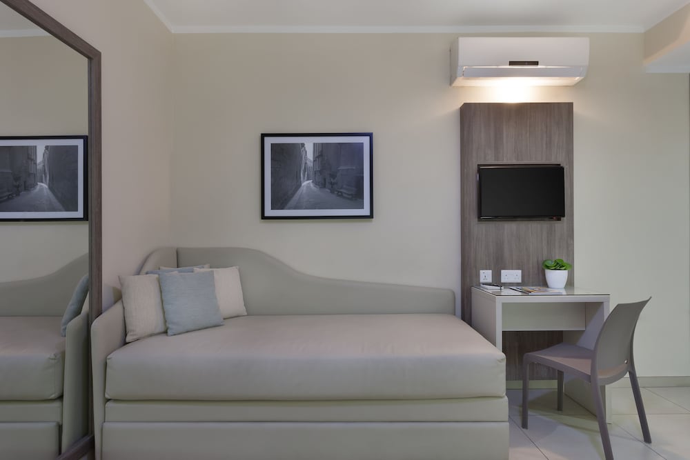 Фото 115 The Strand Hotel by Neu Collective