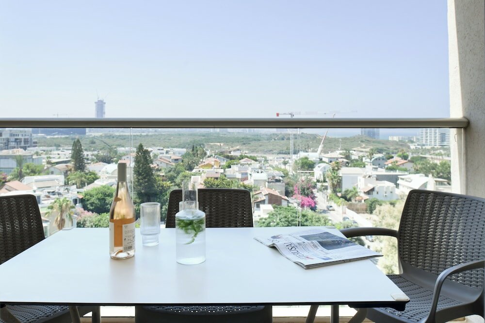 Фото 3br SeaView Apt by the Beach by SeaNRent