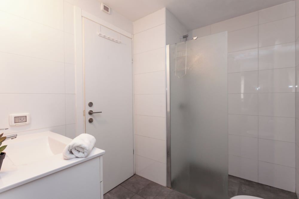 Фото Modern Apartment Walking from the beach