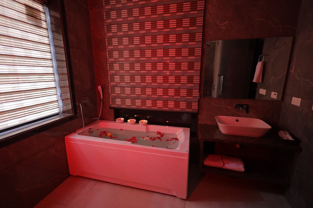 Фото Hotel Taj Crown Plaza