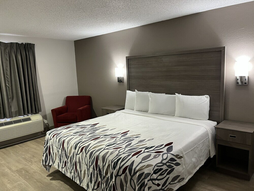 Фото Red Roof Inn & Suites Newport News