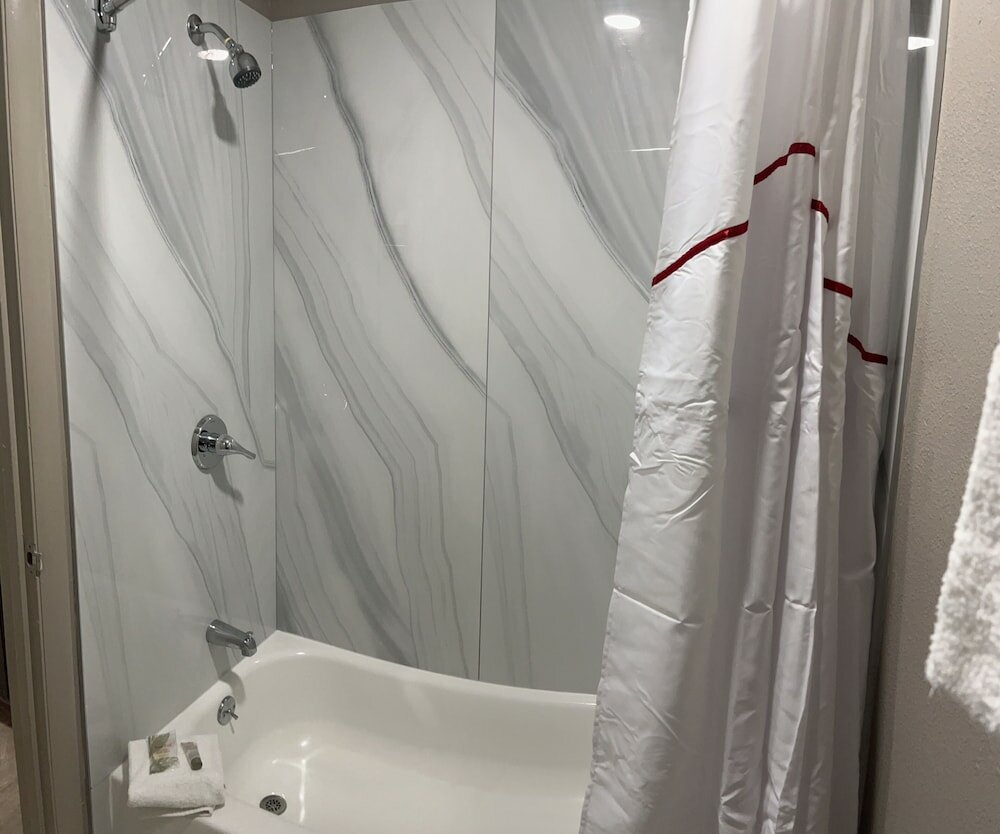 Фото Red Roof Inn & Suites Newport News