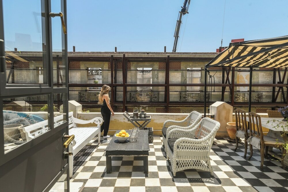 Фото Elegant 1br Apt w Balcony in the City