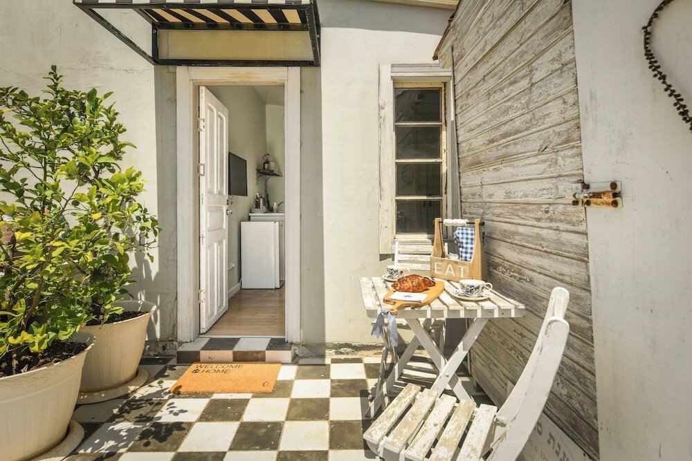 Фото Elegant 1br Apt w Balcony in the City