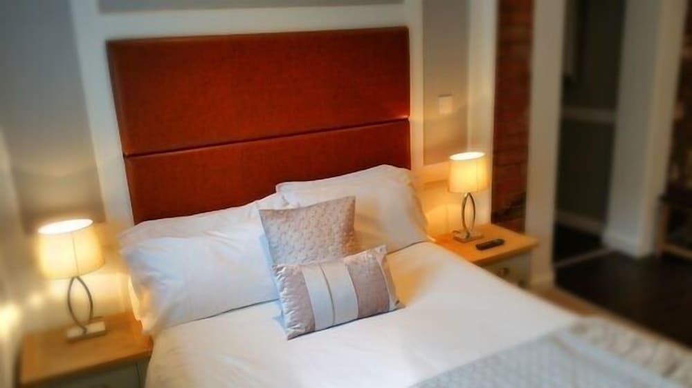 Фото The Lawns Hotel