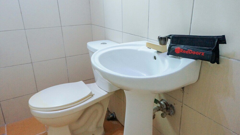 Фото RedDoorz @ Humayhumay Road Lapulapu