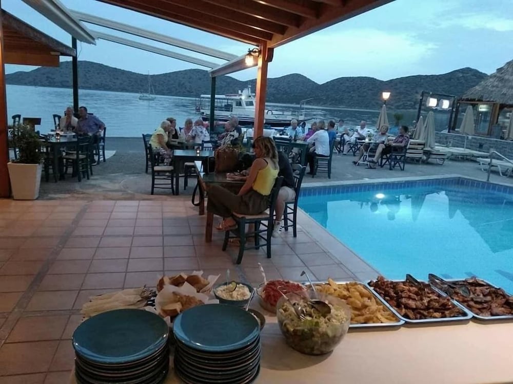 Фото Hiona Apartments