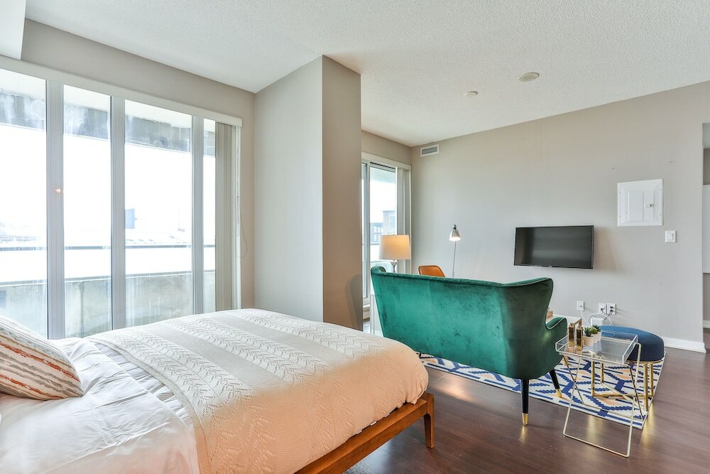 Фото Liberty Village Condo w Parking