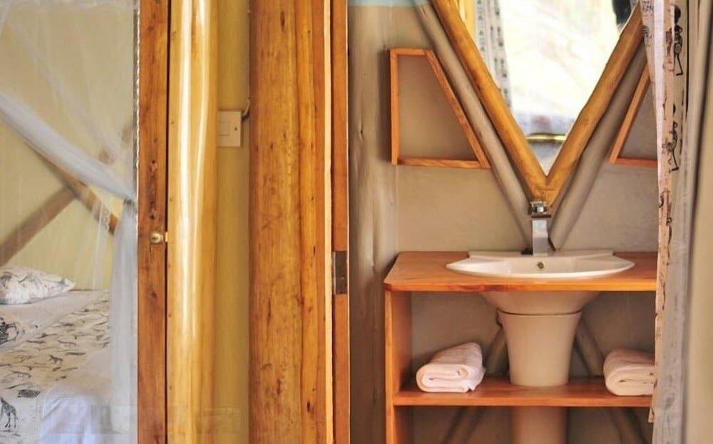 Фото Lake Bunyonyi Rock Resort