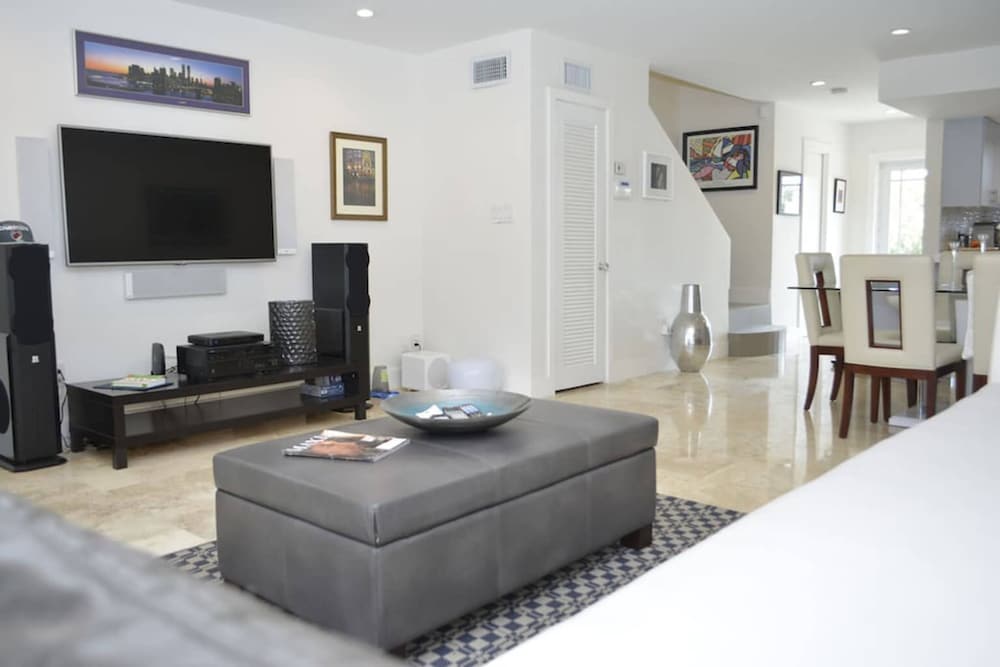 Фото 2 Bedroom Homes in North Miami by Tmg