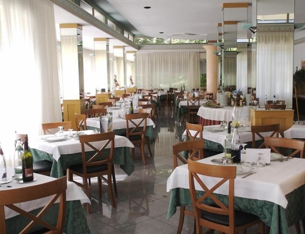 Фото Hotel Cavour Cesenatico