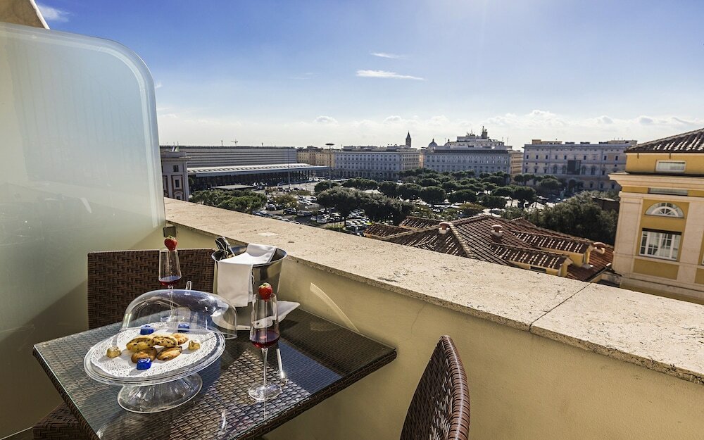 Фото The Independent Hotel