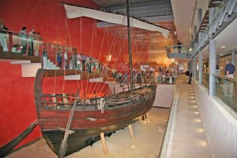 Фото Napa Mermaid Hotel & Suites