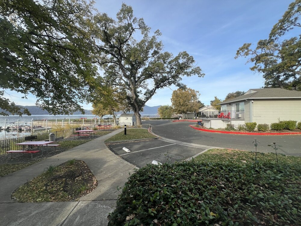 Фото Clear Lake Cottages & Marina