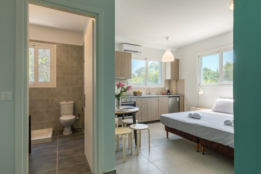 Фото Local Hostel & Suites