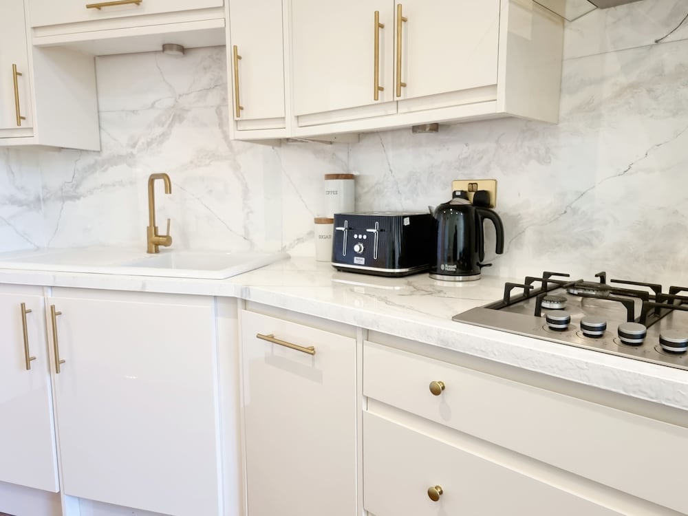 Фото Vibrant Spacious Apartment In West End