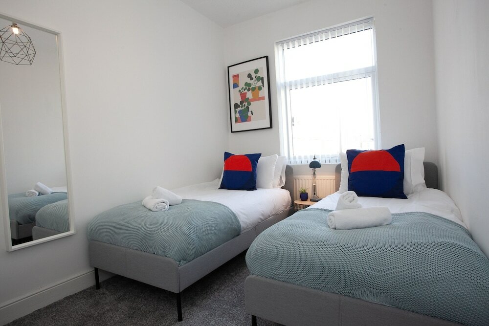 Фото Salford House