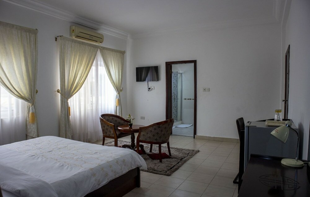 Фото His Majesty's Hotel and Apartments