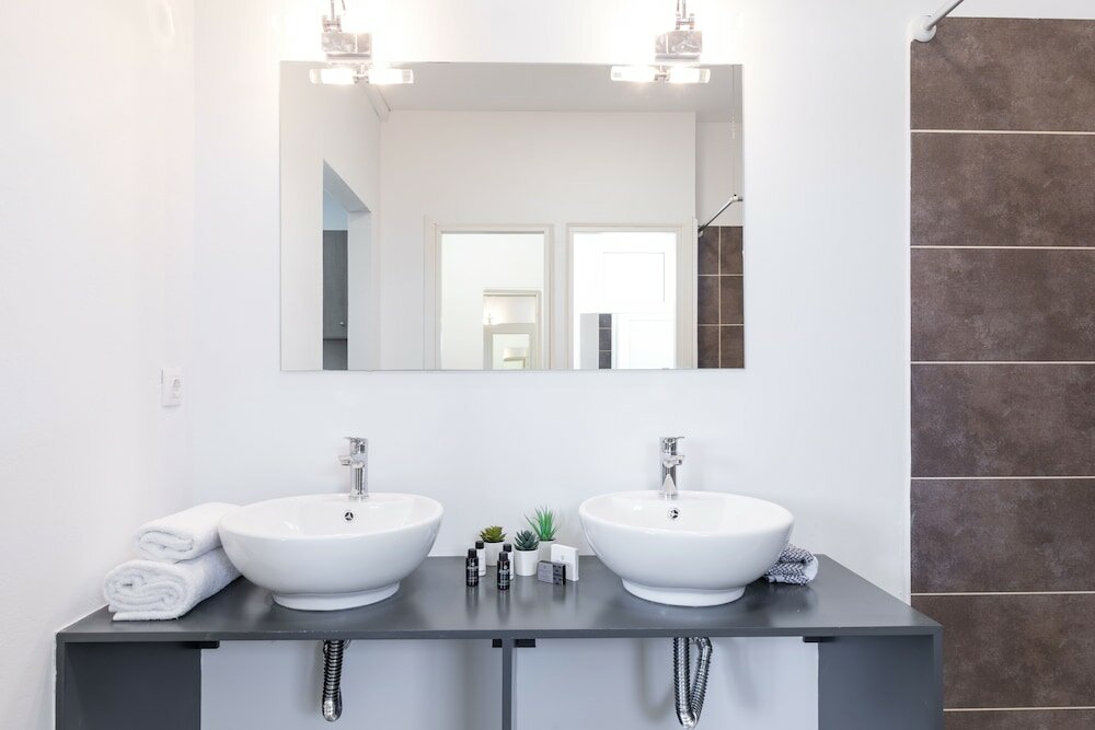 Фото Local Hostel & Suites