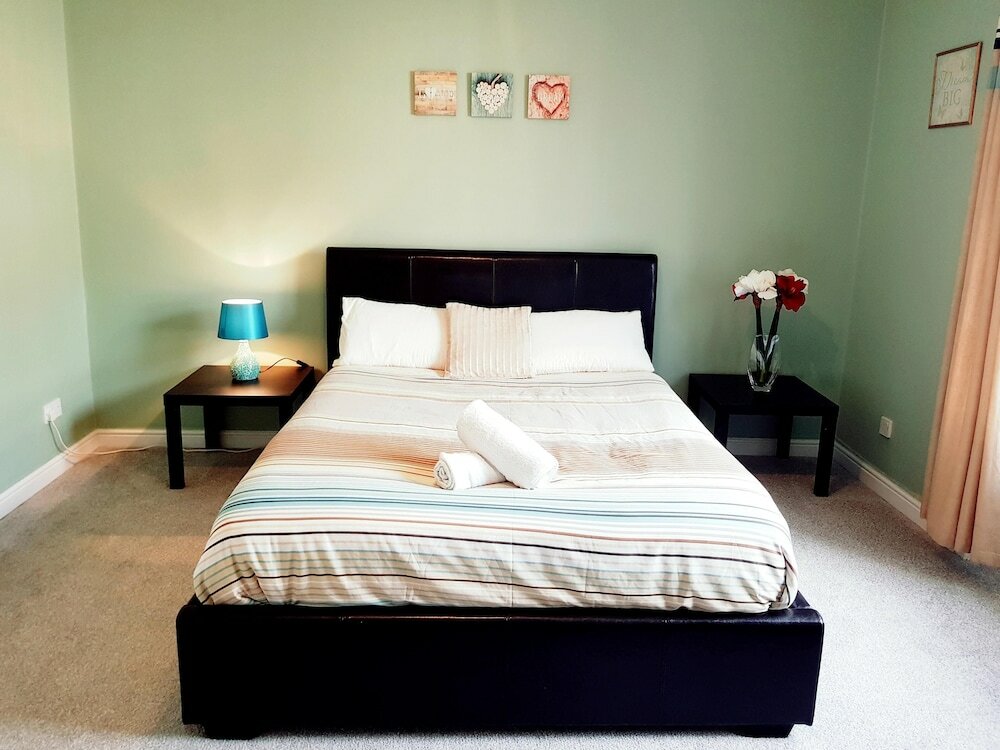 Фото Warm Cosy Family Home With Free Parking