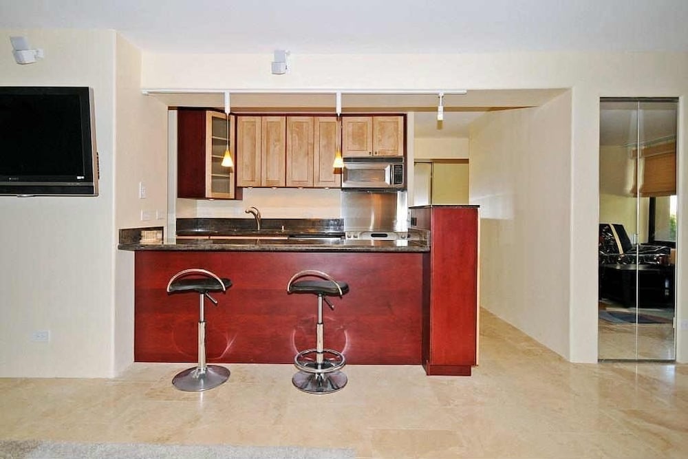 Фото Discovery Bay One Bedroom Condos with Kitchen & Free Wifi!