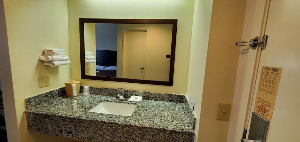 Фото Plano Inn & Suites