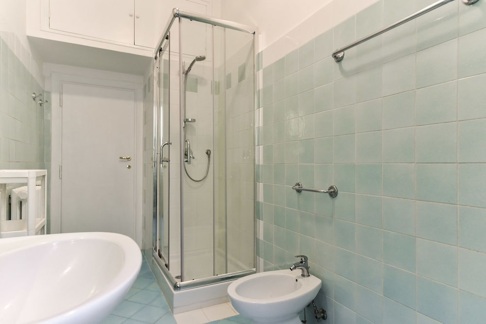 Фото Red & White Vatican Apartment