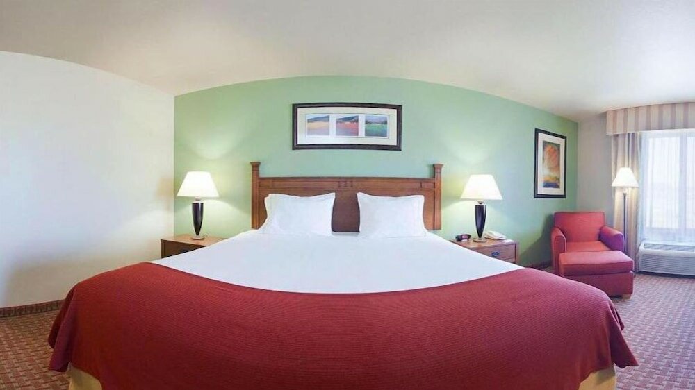 Фото Baymont Inn & Suites by Wyndham Sturgis