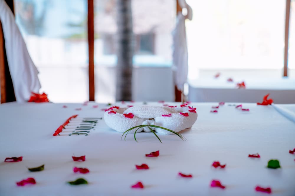 Фото Tiki Beach Club and Resort