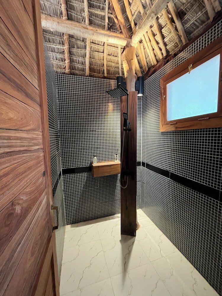 Фото Tiki Beach Club and Resort
