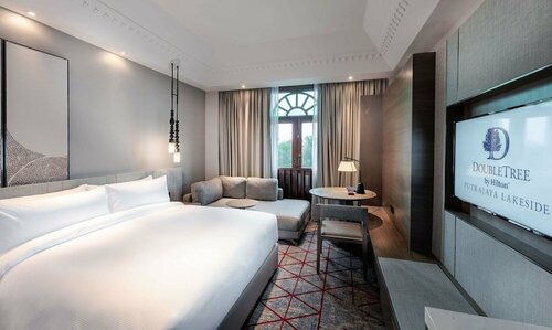 Гостиница DoubleTree by Hilton Putrajaya Lakeside в Путраджае