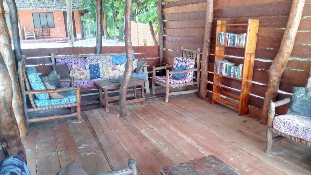 Фото Twisted Palms Lodge & Restaurant