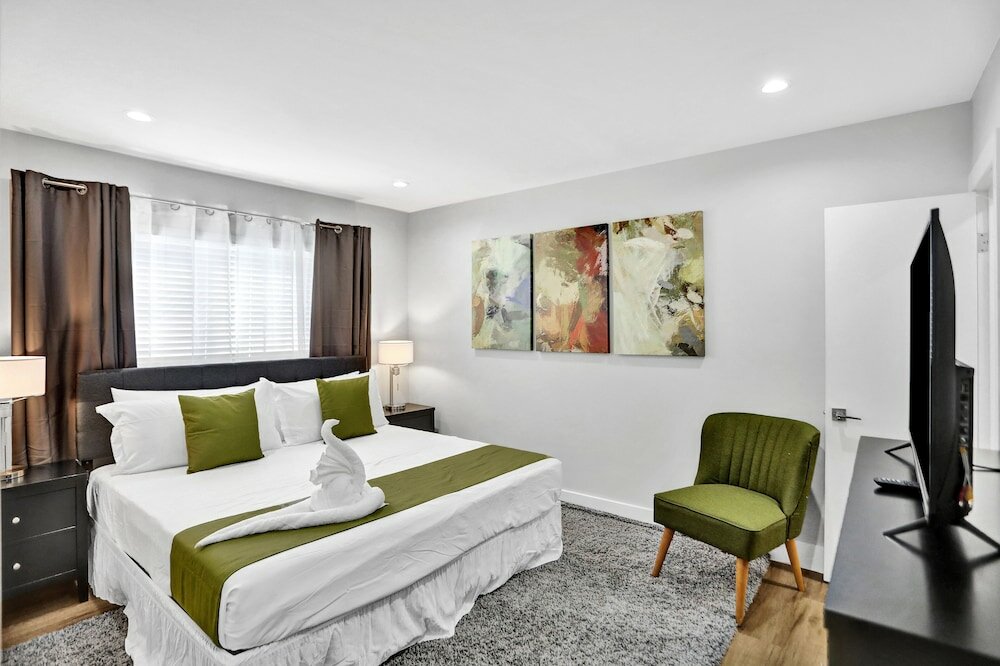 Фото Private Heated Pool 3br with Water View